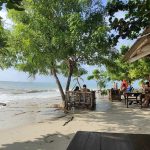 Plage isolée à Koh Phangan, bordée de végétation tropicale