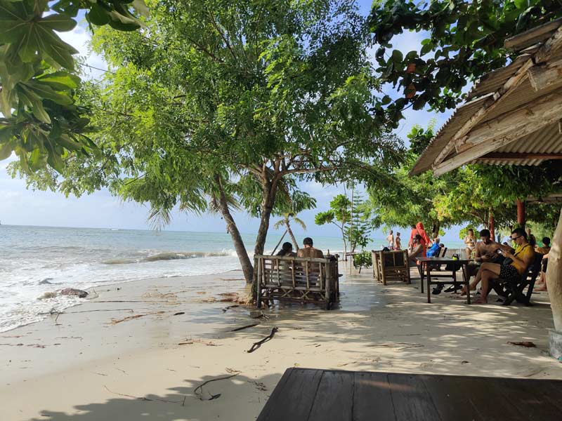 Plage isolée à Koh Phangan, bordée de végétation tropicale
