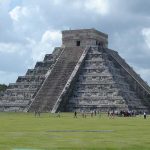 Pyramide principale du site maya de Chichén Itzá au lever du soleil