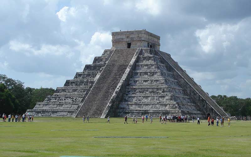 Pyramide principale du site maya de Chichén Itzá au lever du soleil