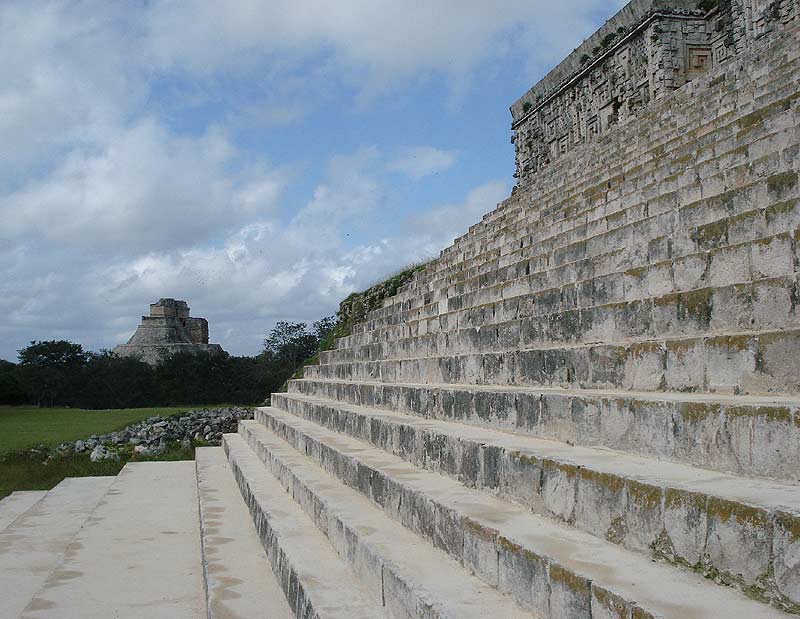 Vue panoramique sur les ruines d'Ek Balam avec escalier en pierre