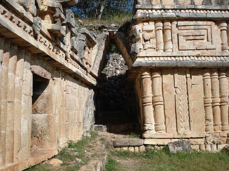 Détail sculpté sur une façade en pierre du site archéologique d'Izamal
