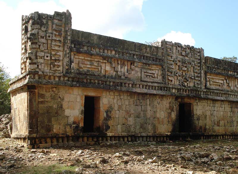 Temple ancien entouré de végétation à Uxmal, dans le Yucatán