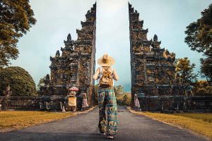 Femme visite les temples de Bali.