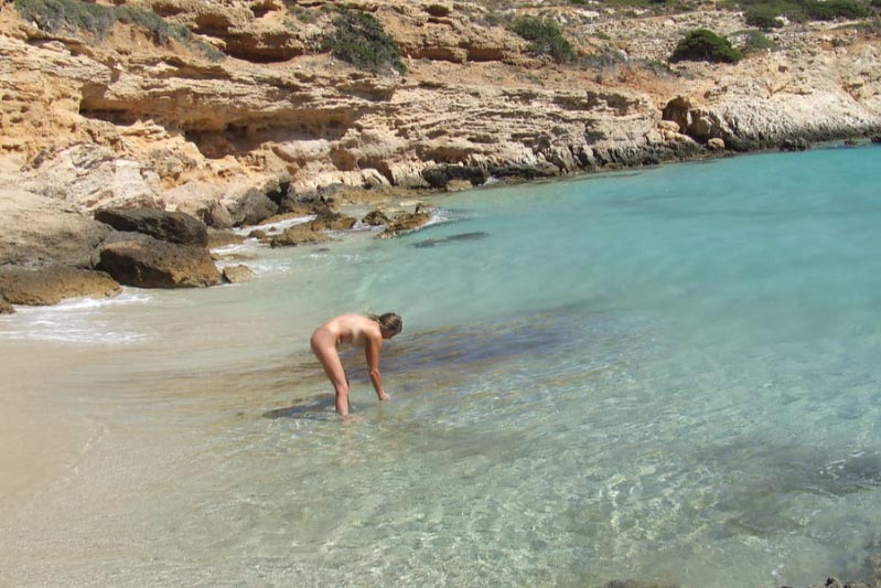 Nue dans la crique Corse