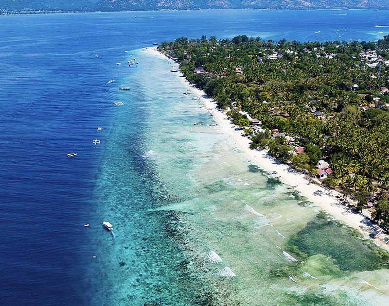 Bord de mer sauvage sur les iles Gili