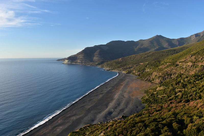 Plage de galet noir