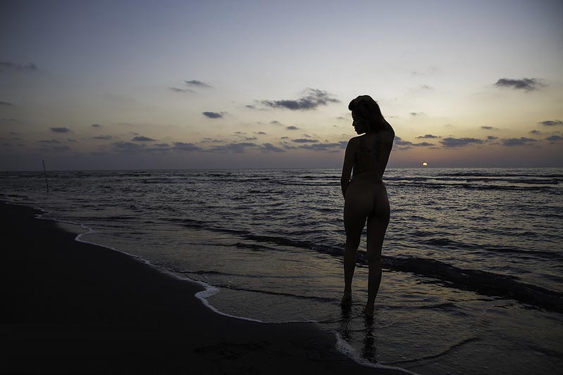 Nue à la plage