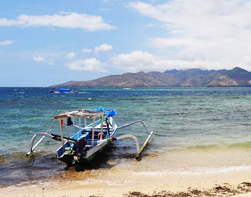 Bateau sur le bord d'une plage