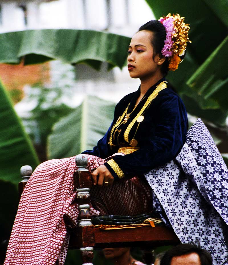 Villageoise en tenue traditionnelle
