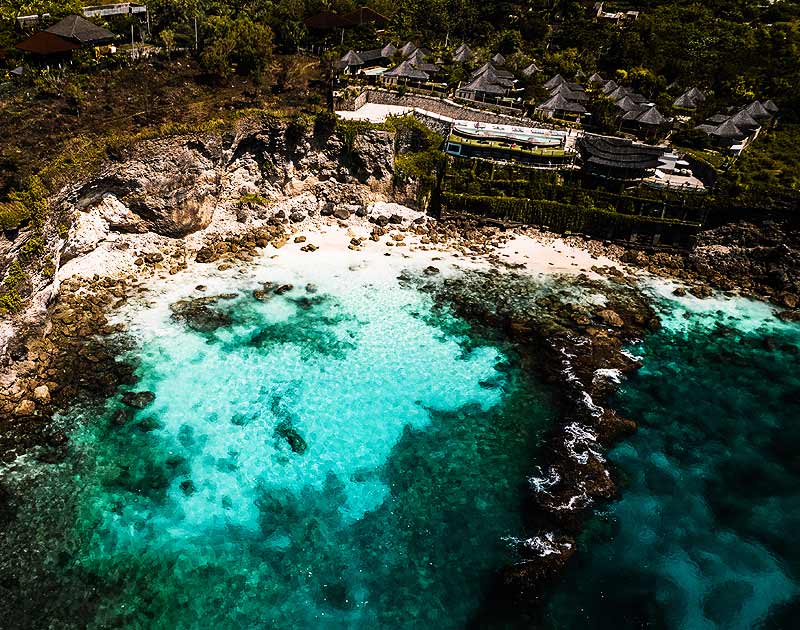 Plage paisible de sable blanc à Nusa Lembongan